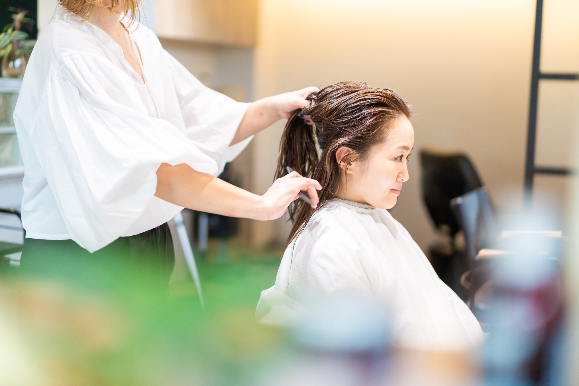 女性がカットを受けている画像